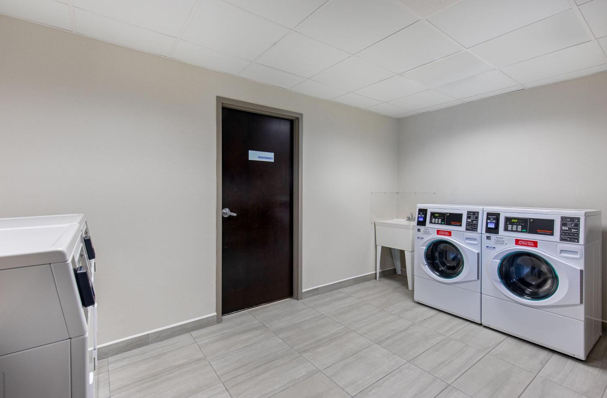 Holiday Inn Express & Suites - Cleveland Northwest By Ihg Exteriér fotografie